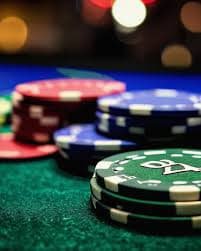 Tampilan aplikasi binjaiplay77 menampilkan live-dealer roulette dan blackjack dalam studio multi-kamera dengan chat interaktif